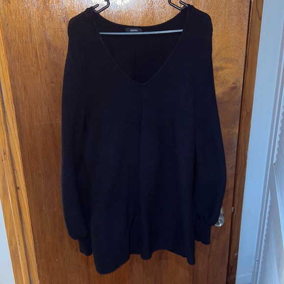 Thick black top with puffy sleeves - Picture 1 of 2